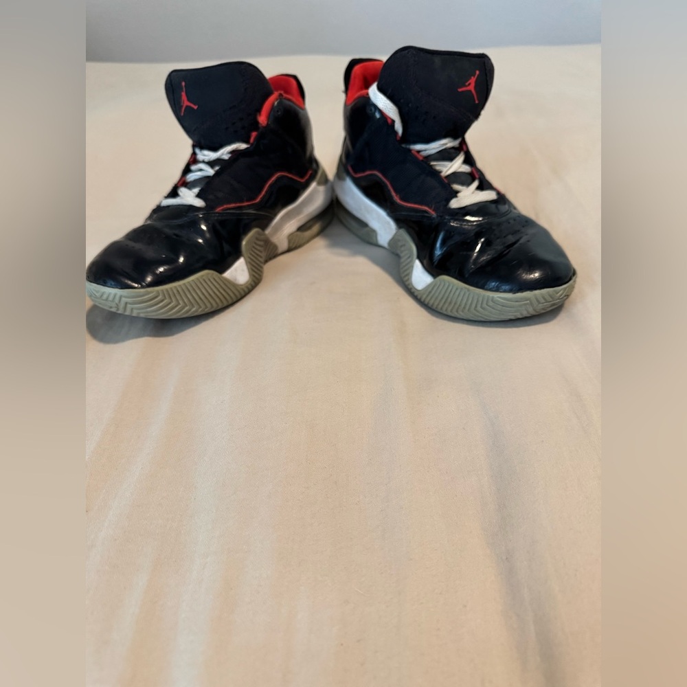Black and Red Jordan Shoes Boys 6.5Y - Used - Picture 7 of 8